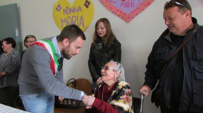 Che festa per nonna Maria che ha spento 101 candeline 