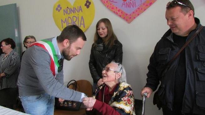Che festa per nonna Maria che ha spento 101 candeline