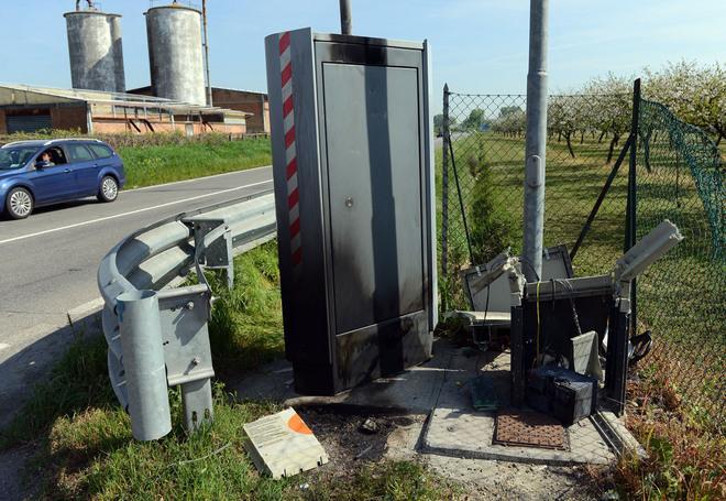 Spaccano e incendiano un autovelox 