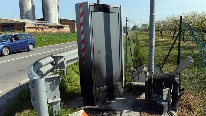 Spaccano e incendiano un autovelox