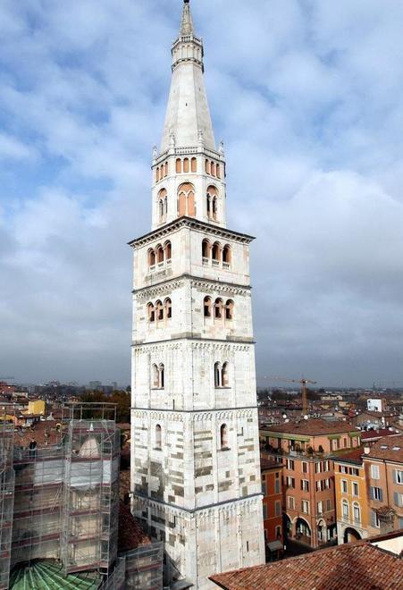 La Ghirlandina “balla” come un pendolo 