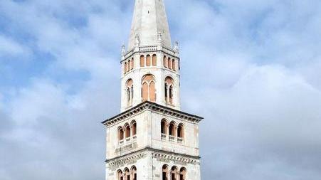 La Ghirlandina “balla” come un pendolo