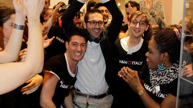 Modena, Via Emilia va in tilt per l’apertura dello store “H&M” - GUARDA LE FOTO