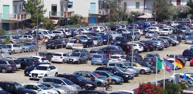 La sosta libera ai Lidi non soddisfa tutte le parti 