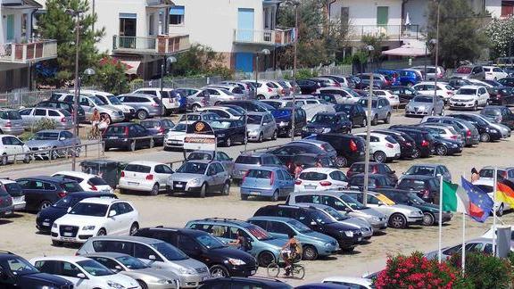 La sosta libera ai Lidi non soddisfa tutte le parti