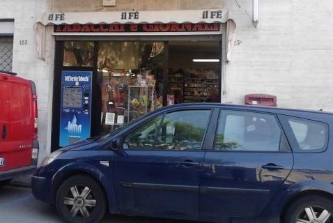 Il tabaccaio insegue i ladri e recupera almeno l'auto