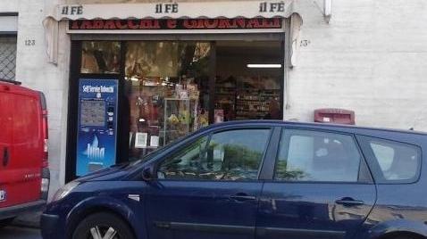 Il tabaccaio insegue i ladri e recupera almeno l'auto