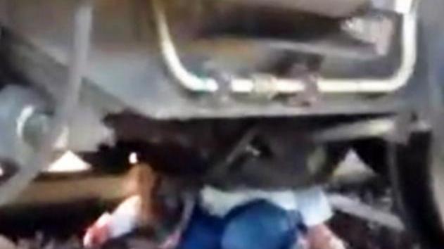 Travolta dal treno: è viva VIDEO