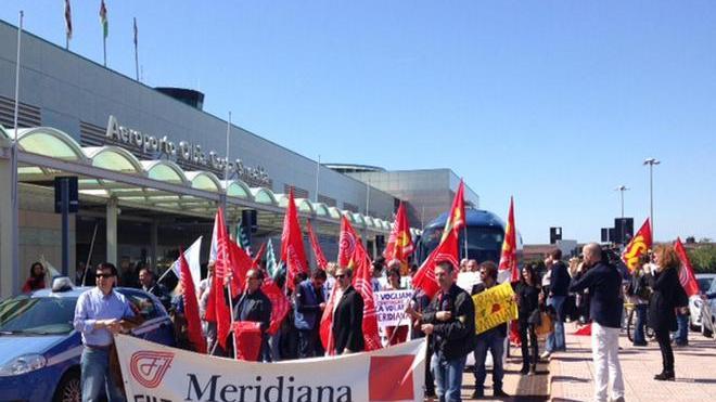 Sciopero dei lavoratori Meridiana, alta tensione davanti alla direzione 