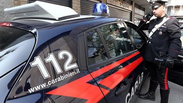 Assalta la banca con finta pistola: lo arrestano al rientro a casa a Savignano