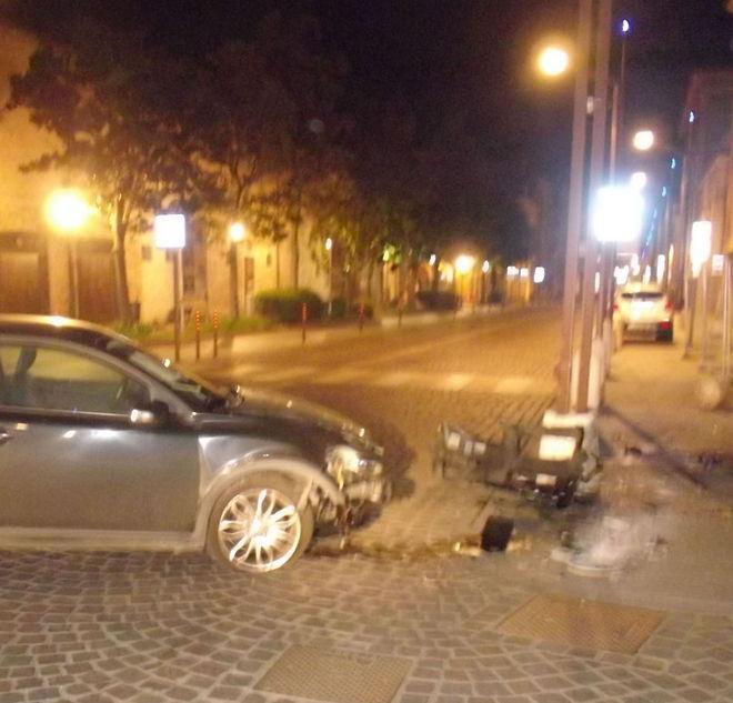 Auto impazzita di notte in Corso Fanti