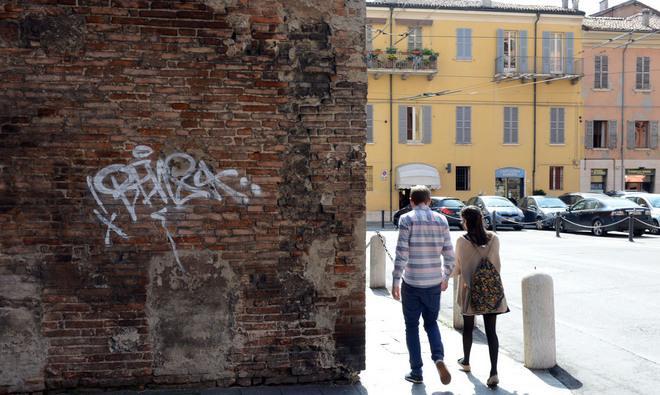 La scritta che imbratta il monumento