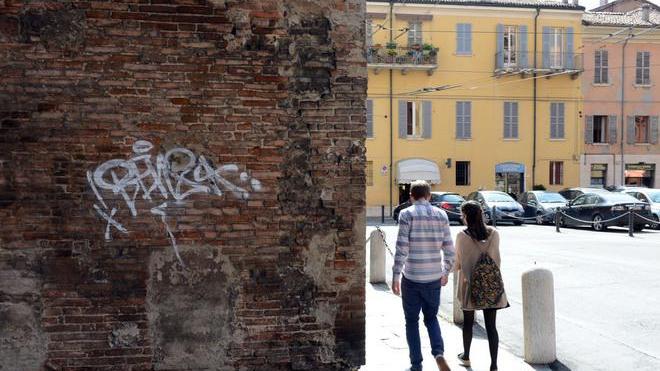 La scritta che imbratta il monumento