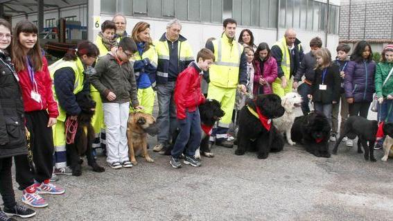 Lezione di protezione civile per i bambini delle primarie