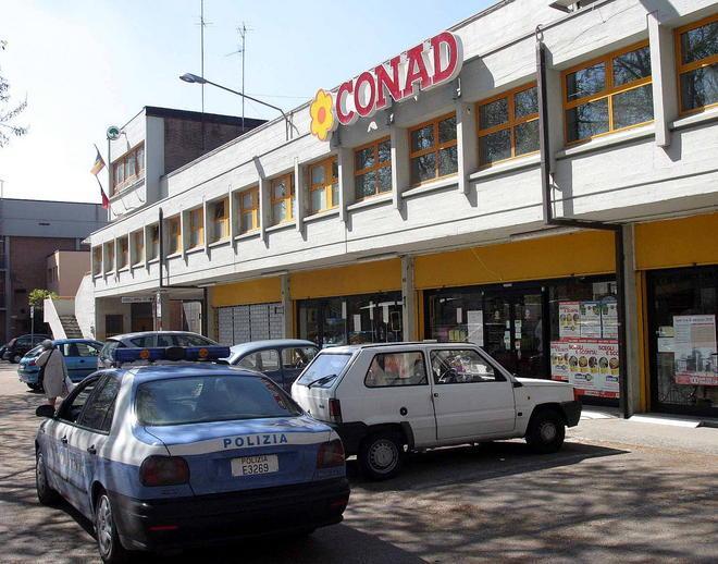 Ruba caffè e cioccolato alla Conad ma viene acciuffato dalla polizia 