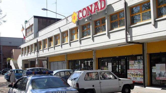 Ruba caffè e cioccolato alla Conad ma viene acciuffato dalla polizia