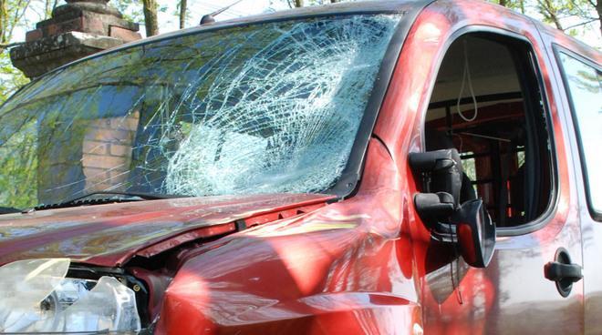 Furgone investe un ciclista che finisce all’ospedale 