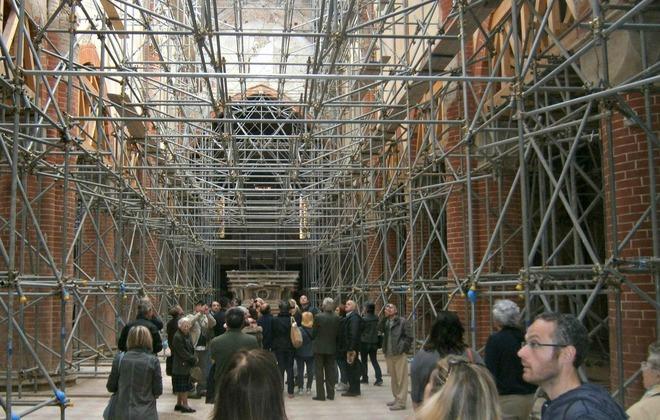 In silenzio tra i resti delle chiese 