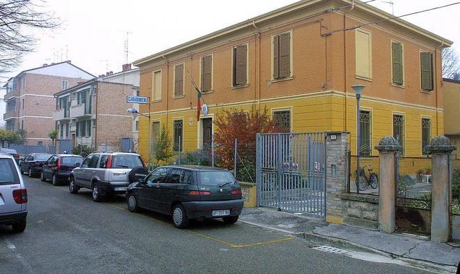 Distrae la proprietaria e ruba monili d’oro