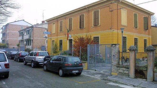 Distrae la proprietaria e ruba monili d’oro