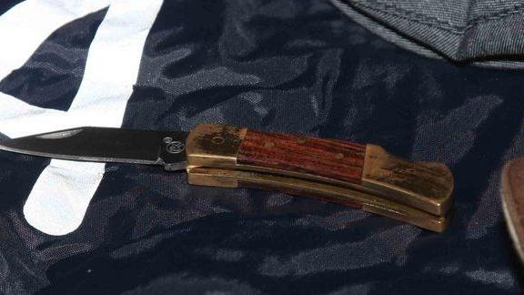 Tagliano borse e vestiti: anziani derubati