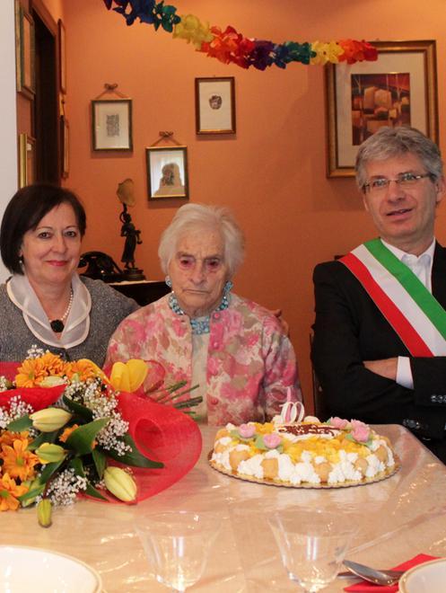 Bianca Zanni arriva al secolo Festa con familiari e sindaco