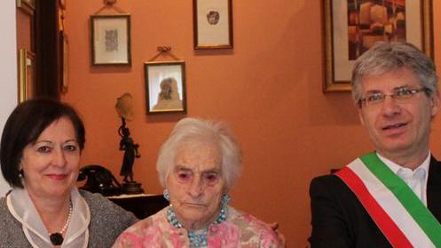 Bianca Zanni arriva al secolo Festa con familiari e sindaco