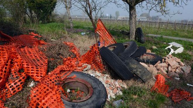 Discarica di pneumatici a Sorbara