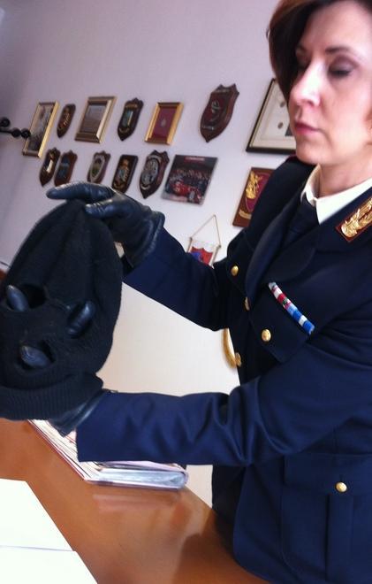 Girano in auto a caccia di case con passamontagna e attrezzi
