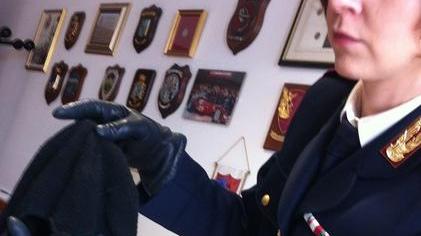Girano in auto a caccia di case con passamontagna e attrezzi