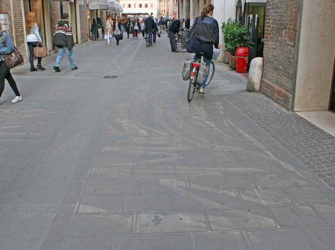 Via Cortevecchia con i ‘tatuaggi’ 