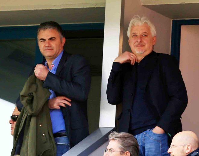 Compagni è seduto sulla riva del fiume 