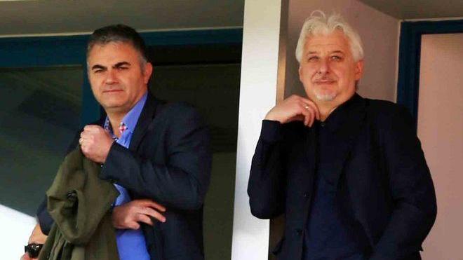 Compagni è seduto sulla riva del fiume