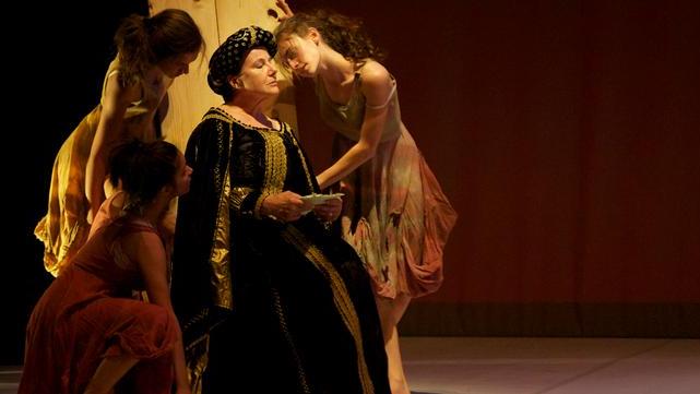 Un palcoscenico nel museo per giovani attori e ballerini