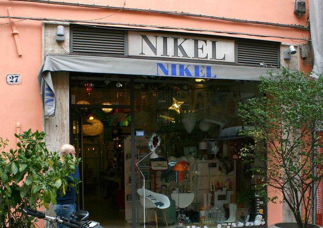 I ladri spaccano la vetrina e fanno razzia di orologi 