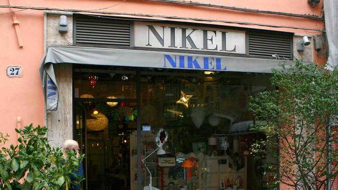 I ladri spaccano la vetrina e fanno razzia di orologi