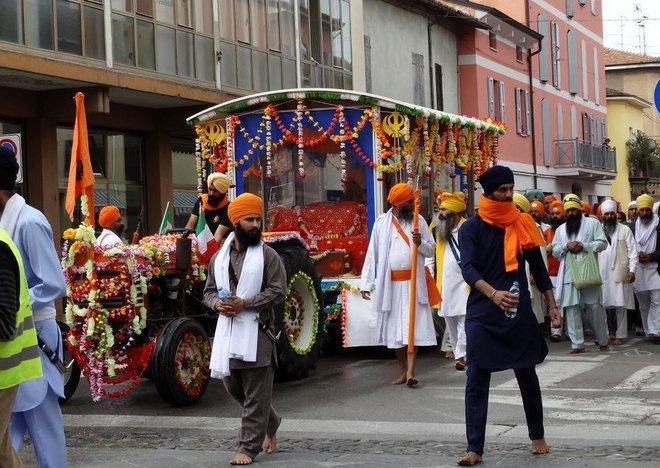 I Sikh in festa “invadono” il paese 
