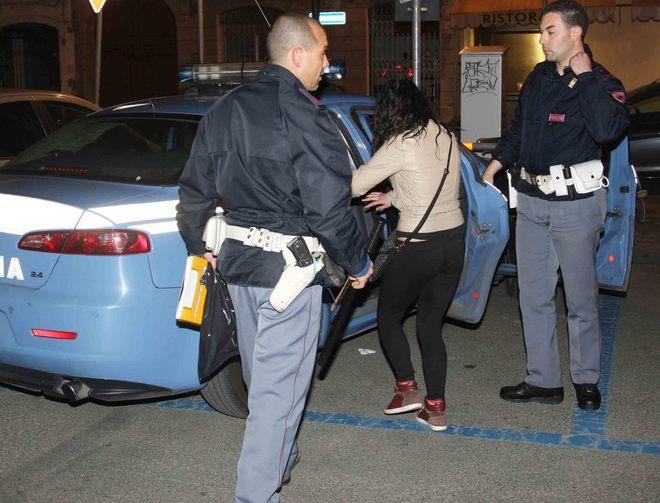 Rissa con coltello e bottiglie, due feriti 