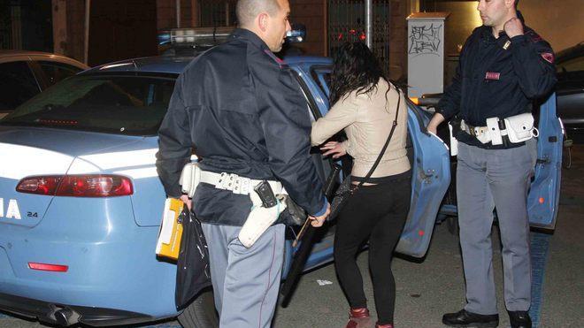 Rissa con coltello e bottiglie, due feriti