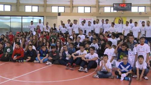 I campioni della Dinamo Sassari festeggiati dai bambini di Sarroch 