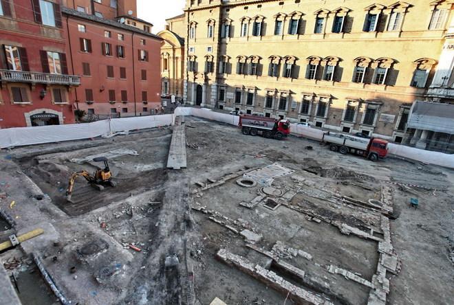 Spunta casa del ’500 sotto il pavimento di Piazza Roma - FOTO