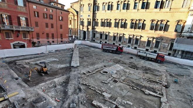 Spunta casa del ’500 sotto il pavimento di Piazza Roma - FOTO