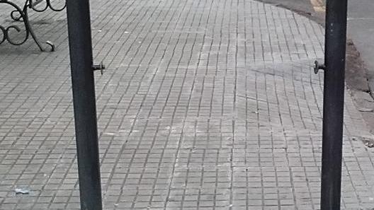 Bosa, in piazza Dante vandali scatenati contro i portarifiuti