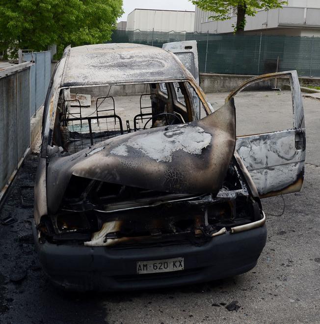 Rogo in azienda, furgone distrutto 