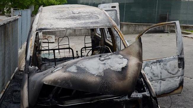 Rogo in azienda, furgone distrutto