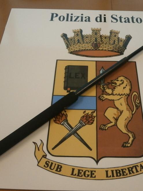 Due giovani fermati e nei guai nascondevano uno sfollagente