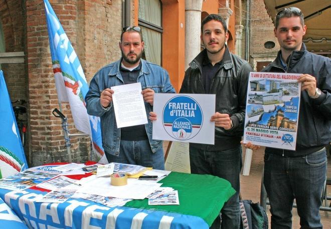 Scintille tra i banchetti per le firme 