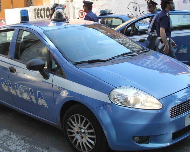 Modena, aggredita e rapinata sotto casa 