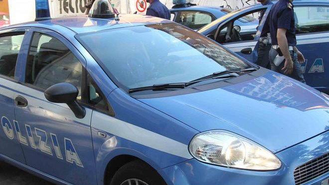 Modena, aggredita e rapinata sotto casa