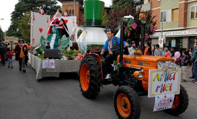 In migliaia per la festa della fioritura e la sfilata dei carri